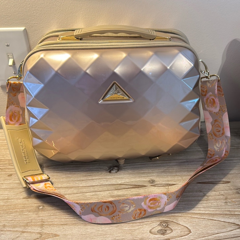 Gold cosmetic case